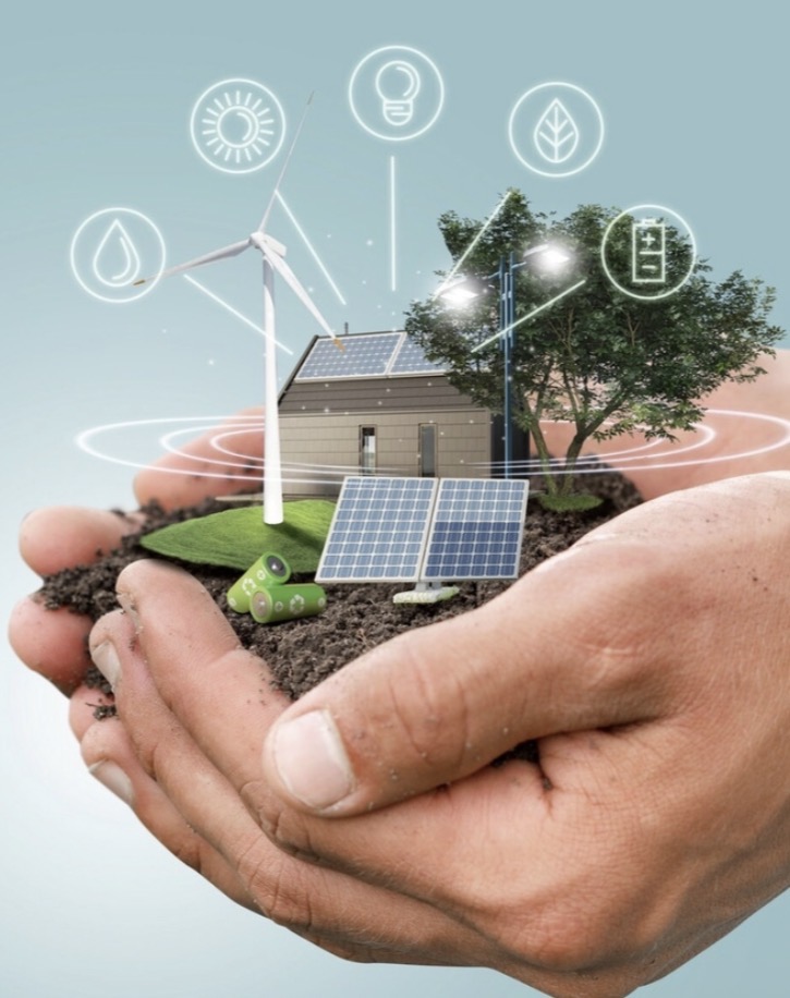 Dłonie trzymające model domu z instalacjami odnawialnych źródeł energii